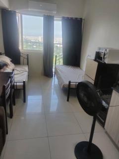 Condo with two single beds and balcony facing manila view - Manila - 0