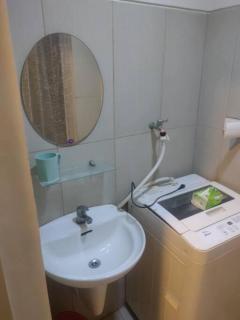 Condo with two single beds and balcony facing manila view - Manila - 7