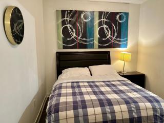 Comfy 1Bdrm den 2Baths with 3 real beds plus parking - 7