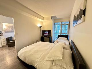 Comfy 1Bdrm den 2Baths with 3 real beds plus parking - 4