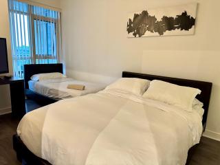 Comfy 1Bdrm den 2Baths with 3 real beds plus parking - 3