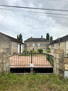Chateau Saintonge - - 0