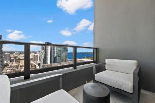 48Flr Condo w Free Parking - 9