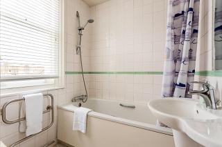 Chic Gunter Grove Flat - London Retreat - 6