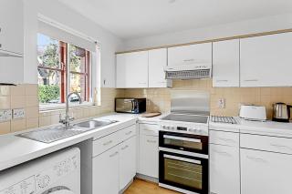Beautiful Three-Bedroom House in Richmond - Richmond upon Thames - 2