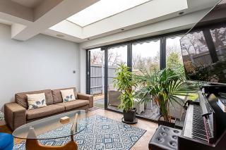 Modern and Spacious Colliers Wood Home - 5