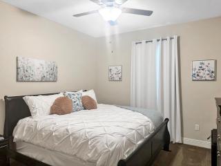 Luxurious Mid-term Retreat 2kingbeds - Lake Charles - 1