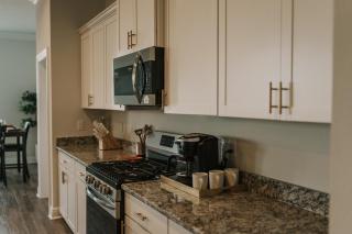 Comfortable Mid-term Retreat Fast Wifi - Lake Charles - 2