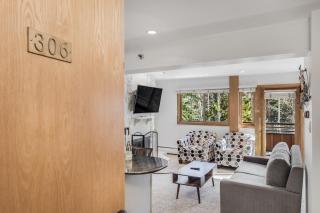 Laurelwood Condominiums 306 - 3