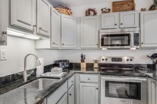 Laurelwood Condominiums 306 - 4