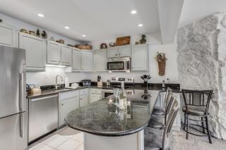 Laurelwood Condominiums 306 - 5