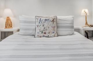 Laurelwood Condominiums 306 - 1