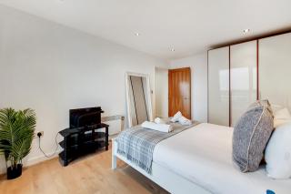 Deluxe Two Bed Apartment with River & City View - 8
