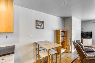 Near Hiking Cozy Anchorage Retreat with Fireplace! - Anchorage - 4