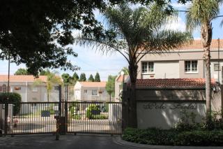 Modern 2-Bedroom Home with Pool Access - Johannesburg - 8