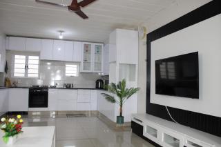 Modern 2-Bedroom Home with Pool Access - Johannesburg - 6