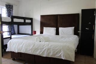 Modern 2-Bedroom Home with Pool Access - Johannesburg - 3