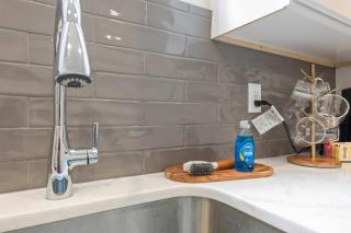 Teche House KING Bed Luxury Getaway Fast WiFi - 4