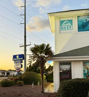 New 2025-Ocean Sands Beach Boutique Inn -Sauna and Saltwater-Mineral Pool until 4AM-Free Beach Bikes and Golf Carts for Famous Beach-50 Item Breakfast Buffet -PM Cookies and Popcorn -Ultra Sparkling Certified-Free Laundry -4 Grand Black Beds in all rooms - Kill Devil Hills - 4