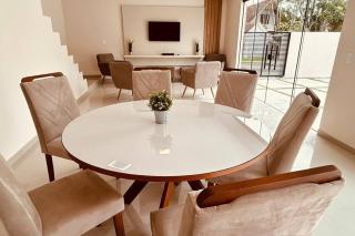 INCRIVEL CASA c/Piscina e Spa-Jacuzzi/4QT, 3 BWC, a 300m do BETO CARRERO, prox da Praia, churrasqueira e estacionamento privado - 1