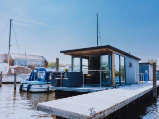 Cozy houseboat at the edge of the marina - Uitgeest - 0