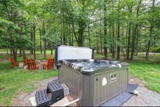 Weekend at Bernie's III! HOT TUB pet-friendly! - Long Pond - 3