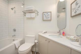 Newly Renovated KING BED STUDIO in the Village - 9