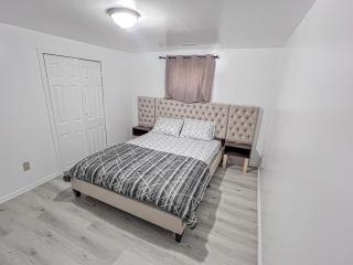 D8 Room Near Airport - Brampton - 0