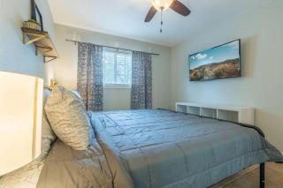 5 miles to Lackland AFB Cozy Casa with King Bed - 8