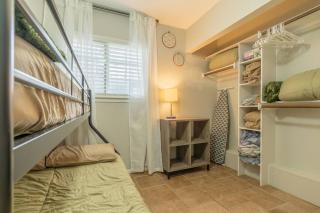 5 miles to Lackland AFB Cozy Casa with King Bed - 3