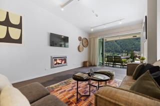 Stylish Haven Luxury Interiors in Prime Location - Queenstown - 0