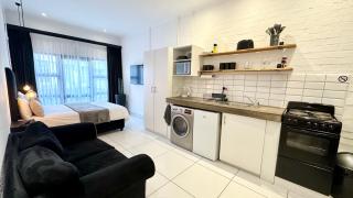 Industrial CHIC Apartment 113 - Luxury City Escape, Washing Machine & Fast WiFi - 0