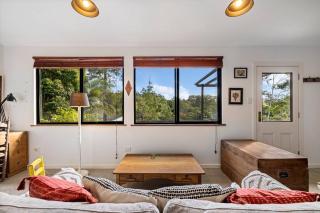 Tree top getaway in town! - 2