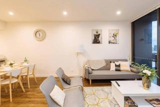 Modern Style River View 2 Bedroom Apartment with Parking - Brisbane - 1