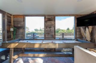 Relaxing 3BR Home with Vineyard View Rooftop Deck and Game Room - Sebastopol - 7