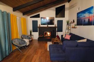 Beautiful Renovated Cozy Forest Home with Hot Tub in Crestline - Crestline - 0