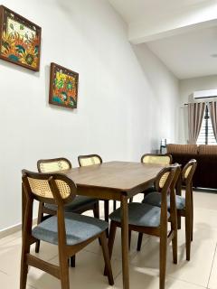 New Cozy 4-bedroom Terrace Home - 2