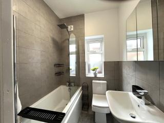 Spacious home sleeps 8 Nr Etihad Coop Live & City - 4