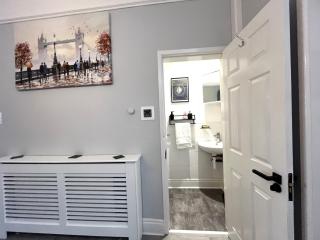Spacious home sleeps 8 Nr Etihad Coop Live & City - 2