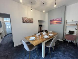 Modernised 3-bedroom Blackburn townhouse sleeps 6 - 6