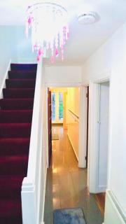Spacious & Comfy Home in West Midlands - Sleeps 8, Free Parking, WiFi, Netflix, Prime Location, Ideal for Contractors, Business, Groups, Travellers, Families and Relocators - 6