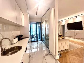 FLH Golden Elegance - Balcony, Garage & King Bed close to Therme and Airport - 5