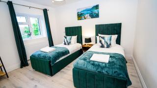 Easy 2 Manage Brand New 4 BRH, 3Bath Home Slough for 8 Guests Free Parking - 5