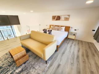 Pool Access Massive Townhouse - 1