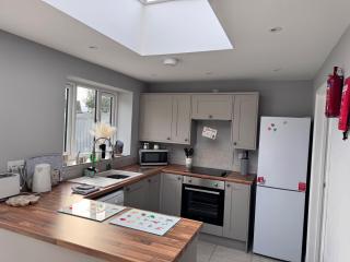 3 Bed House - Sleeps 6 - Pets - Garden - Parking - 8