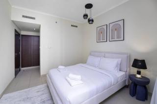 Elegance Above the Skyline Furnished 2-BR with Direct Burj Khalifa Panoramas by Petals Holiday Homes - 3