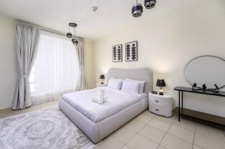 Elegance Above the Skyline Furnished 2-BR with Direct Burj Khalifa Panoramas by Petals Holiday Homes - 2