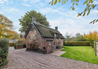 Oak Tree Thatched Cottage - Eccleshall - 0