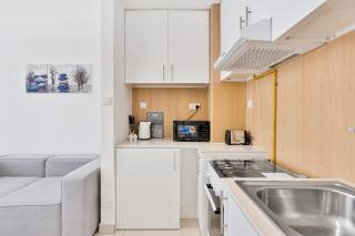 Lovely Studio with Pool and Gym - Dubai - 7