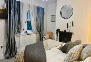 Small Quirky Country Cottage - 1